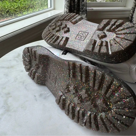 NWOB 🦄Iridescent rainbow Doc Martens! - Picture 10 of 15